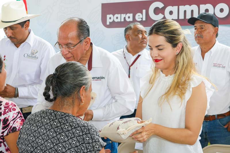 Gobierno de Puebla fortalece la productividad del campo con entrega de insumos en la Mixteca poblana