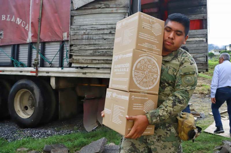 Despensas y ayuda humanitaria llegan a Huauchinango tras Raymond