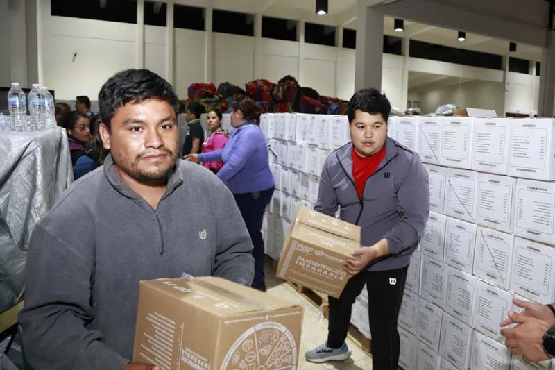 Despensas y ayuda humanitaria llegan a Huauchinango tras Raymond