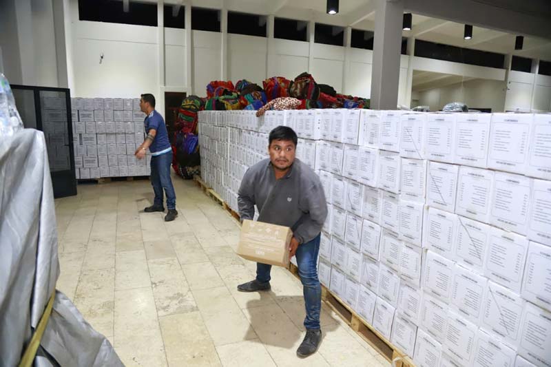 Despensas y ayuda humanitaria llegan a Huauchinango tras Raymond