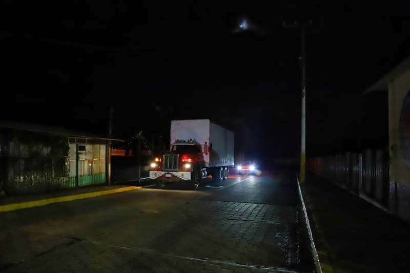 Despensas y ayuda humanitaria llegan a Huauchinango tras Raymond