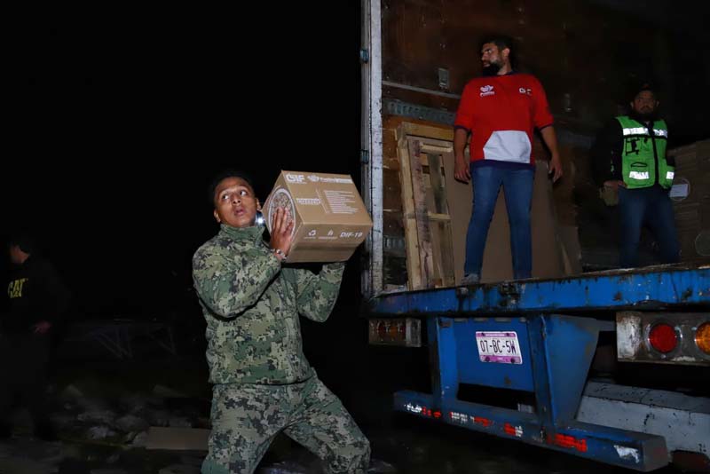 Despensas y ayuda humanitaria llegan a Huauchinango tras Raymond