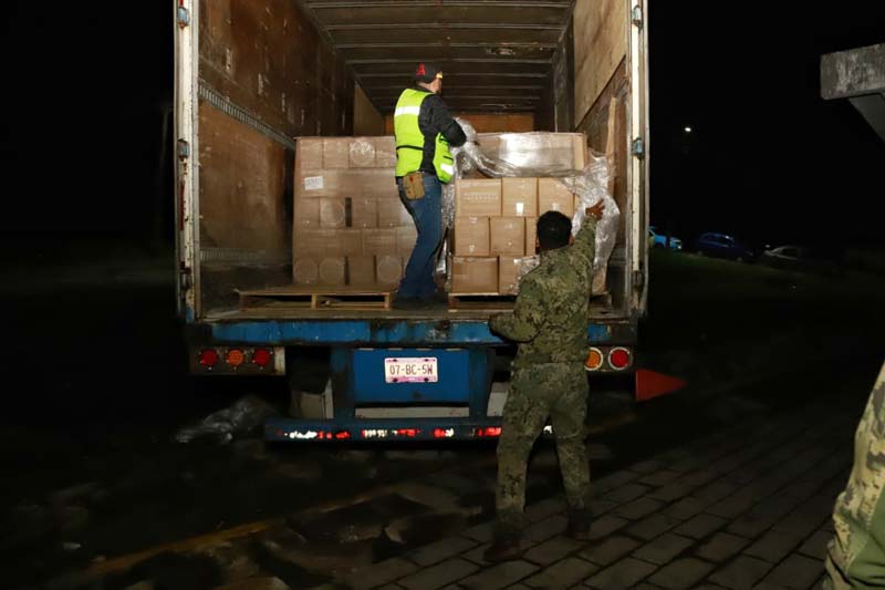 Despensas y ayuda humanitaria llegan a Huauchinango tras Raymond