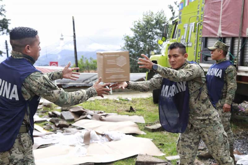 Despensas y ayuda humanitaria llegan a Huauchinango tras Raymond