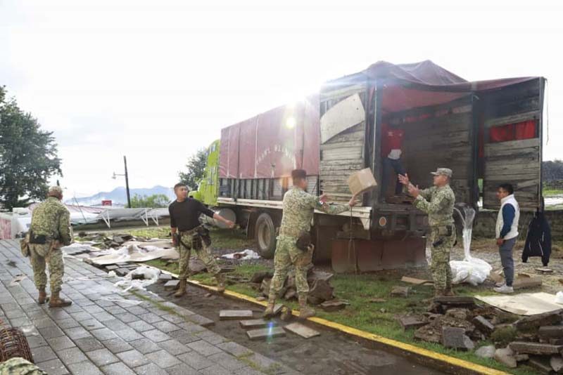 Despensas y ayuda humanitaria llegan a Huauchinango tras Raymond