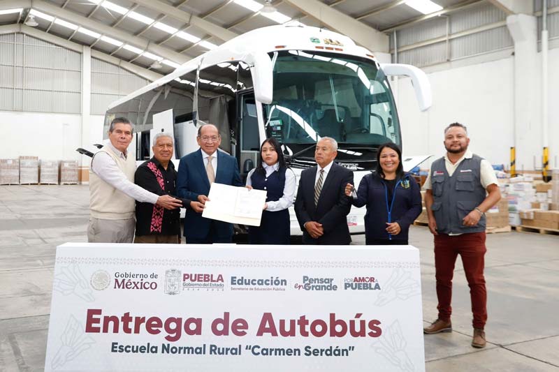 Estado entregó autobús a normalistas de Teteles, 14 años después de solicitarlo