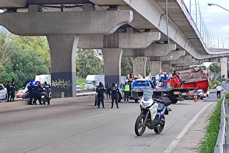 Explosión y volcadura en la México-Puebla: tráiler lanza contenedor sobre otro auto