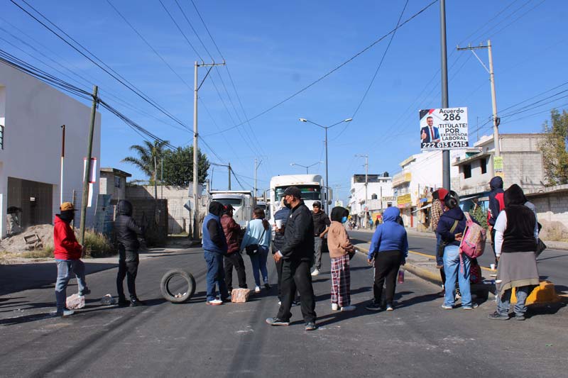 Familiares de internos del penal de San Miguel denuncian extorsión y tortura, bloquean carretera