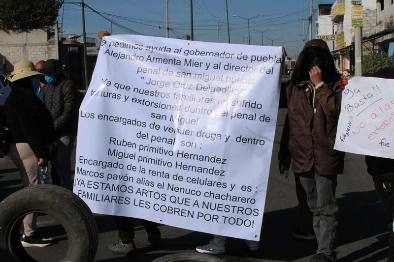 Familiares de internos del penal de San Miguel denuncian extorsión y tortura, bloquean carretera