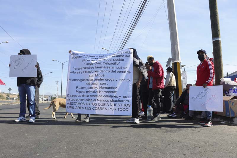Familiares de internos del penal de San Miguel denuncian extorsión y tortura, bloquean carretera