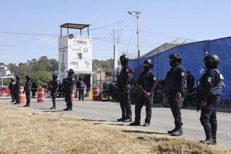 Familiares de internos del penal de San Miguel denuncian extorsión y tortura, bloquean carretera