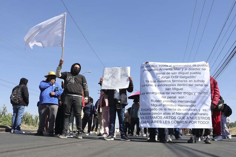 Familiares de internos del penal de San Miguel denuncian extorsión y tortura, bloquean carretera