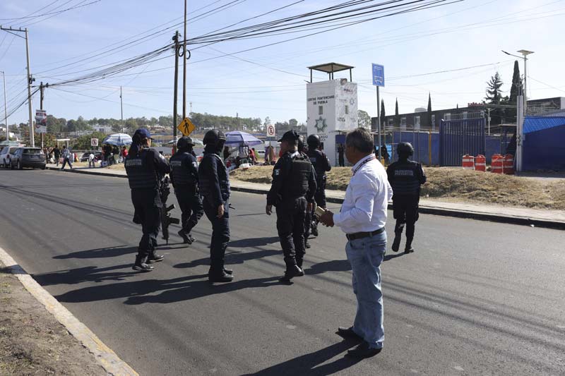 Familiares de internos del penal de San Miguel denuncian extorsión y tortura, bloquean carretera