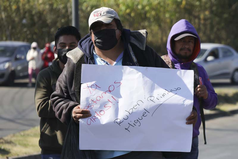 Familiares de internos del penal de San Miguel denuncian extorsión y tortura, bloquean carretera