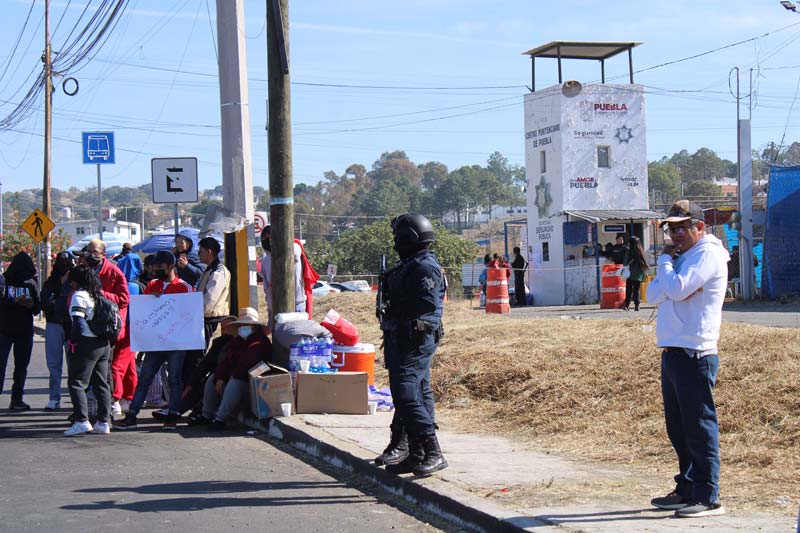 Familiares de internos del penal de San Miguel denuncian extorsión y tortura, bloquean carretera