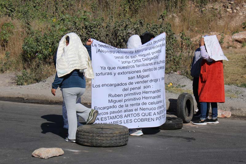 Familiares de internos del penal de San Miguel denuncian extorsión y tortura, bloquean carretera