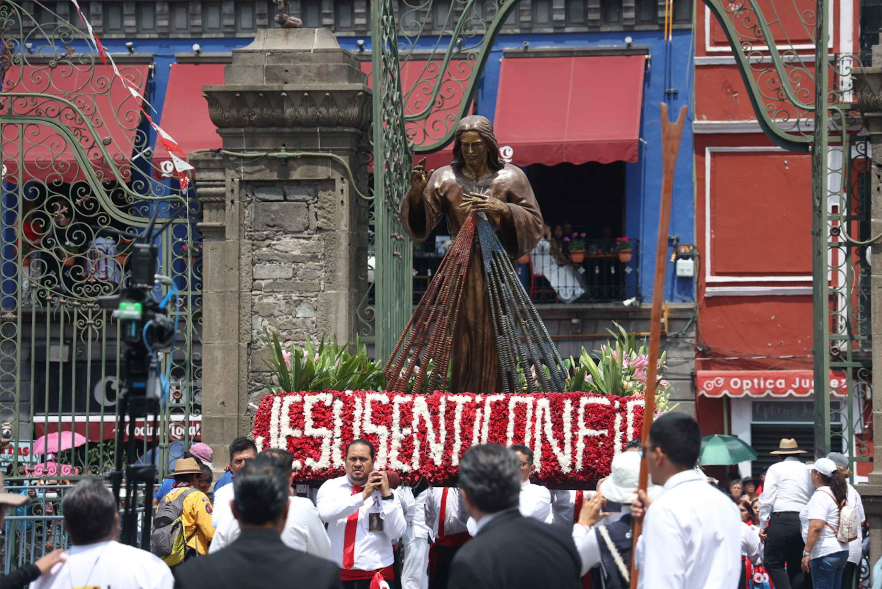 Fe y esperanza 180 mil personas durante la Procesión de Viernes Santo
