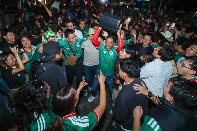 Celebración del Mundial en Puebla termina con semáforo derribado y comercios dañados