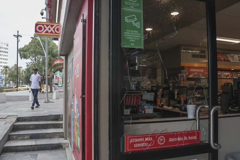 Celebración del Mundial en Puebla termina con semáforo derribado y comercios dañados