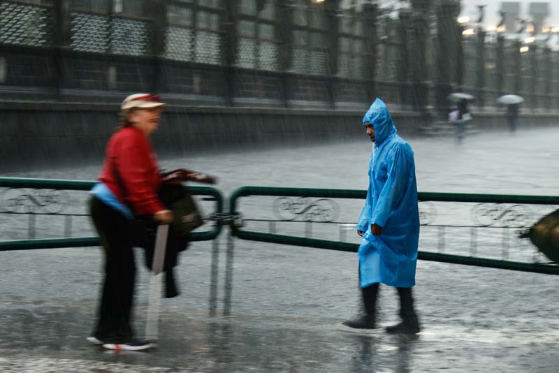Fiestas patrias en Puebla con lluvia y tormenta eléctrica