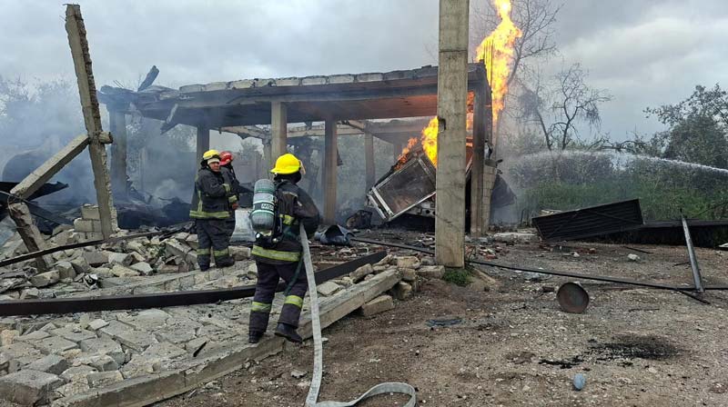 EXPLOSIÓN en Tepeaca: estalla almacén clandestino de gas LP y evacúan a más de 800 alumnos