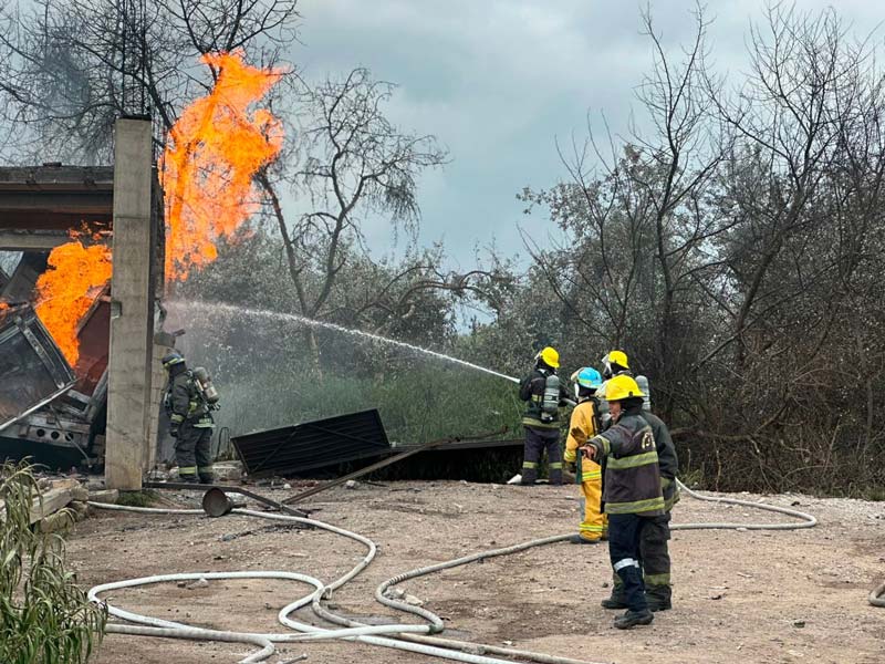 EXPLOSIÓN en Tepeaca, Puebla: ESTALLA almacén clandestino de gas LP y evacúan a más de 800 alumnos