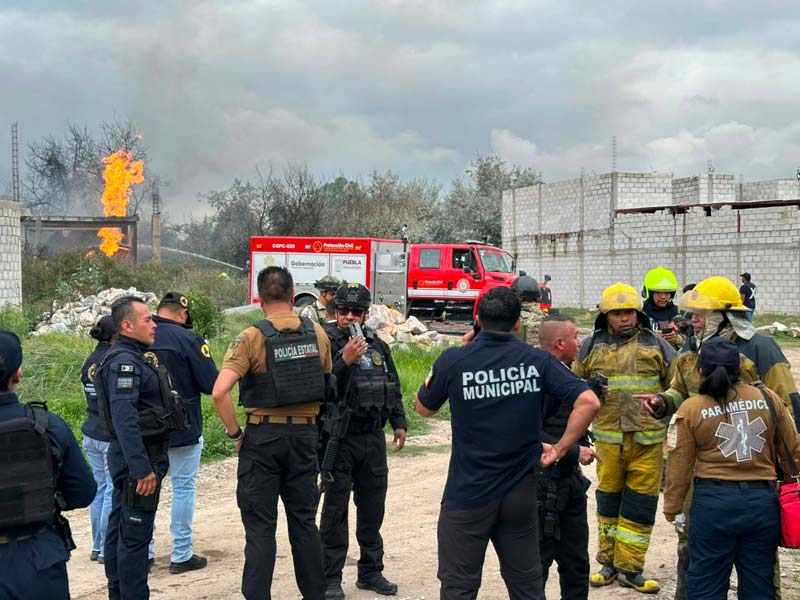 EXPLOSIÓN en Tepeaca, Puebla: ESTALLA almacén clandestino de gas LP y evacúan a más de 800 alumnos