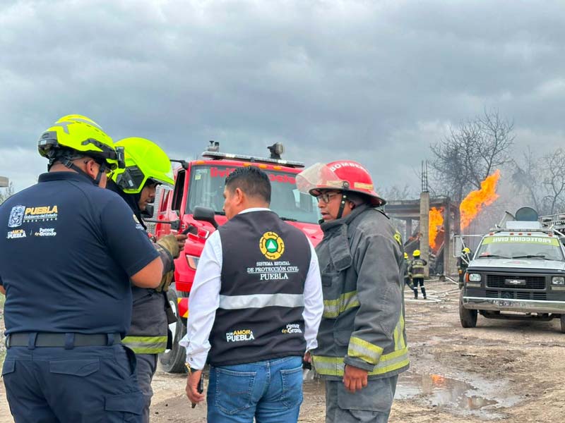 EXPLOSIÓN en Tepeaca, Puebla: ESTALLA almacén clandestino de gas LP y evacúan a más de 800 alumnos