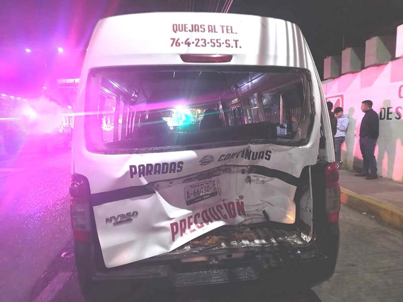 Grave accidente vial en Xicotepec involucra auto, motos y colectiva