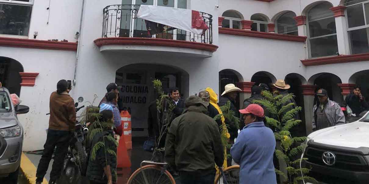 Habitantes de Nealtican toman presidencia para exigir fin a concesiones hídricas