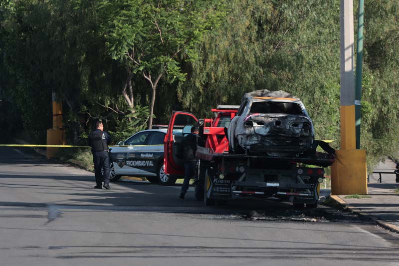 Hallan vehículo calcinado con dos cuerpos en Periférico; dejan mensaje de amenazas