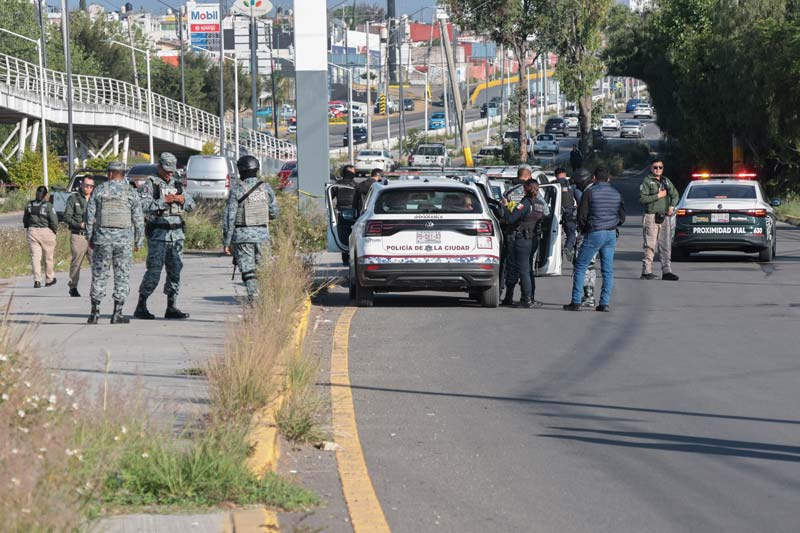 Hallan vehículo calcinado con dos cuerpos en Periférico; dejan mensaje de amenazas