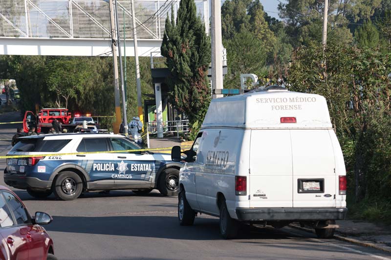 Hallan vehículo calcinado con dos cuerpos en Periférico; dejan mensaje de amenazas
