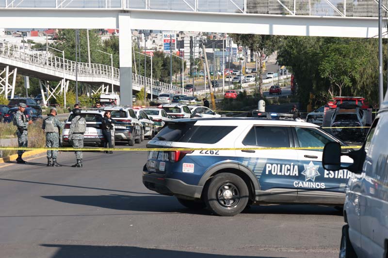 Hallan vehículo calcinado con dos cuerpos en Periférico; dejan mensaje de amenazas