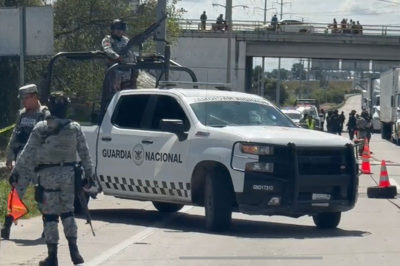 Elementos de seguridad acudieron a un costado del Arco Norte, cerca de Villa Alta, tras el hallazgo.