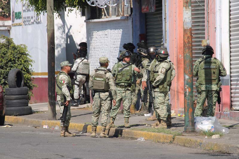 Primera “limpia” del año en la 46 Poniente; confiscan auto, autopartes y droga