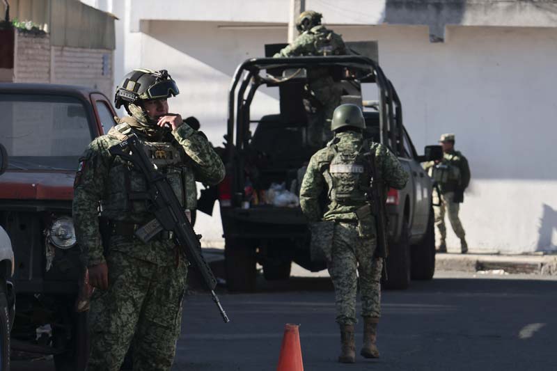 Activan operativo tras reporte de fosa en Mercado Morelos