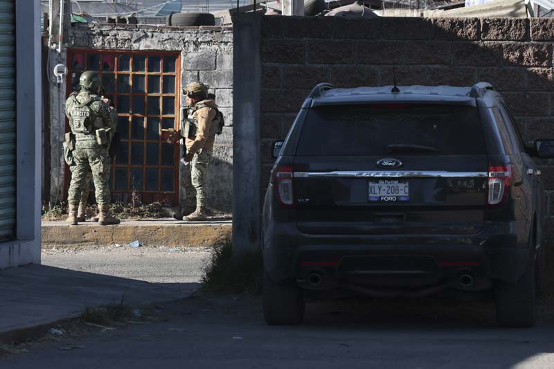 Activan operativo tras reporte de fosa en Mercado Morelos