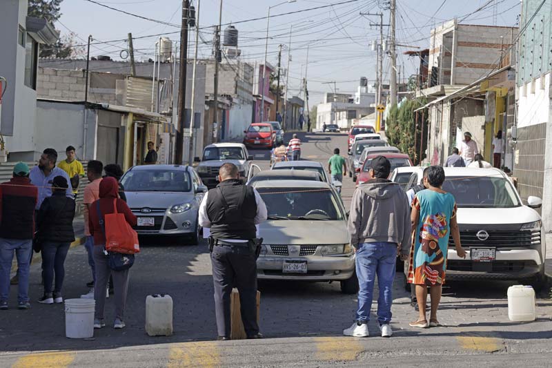 Vecinos del Sur de la ciudad reclaman agua, no tienen desde hace un mes