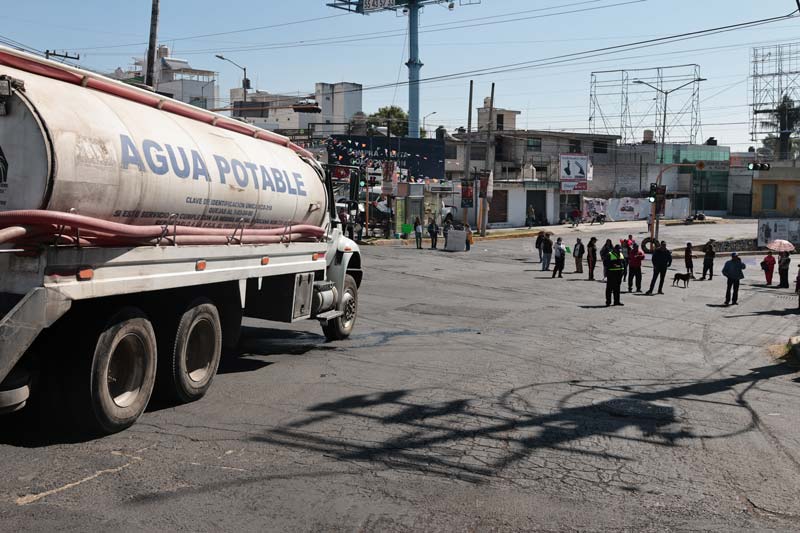 Vecinos del Sur de la ciudad reclaman agua, no tienen desde hace un mes