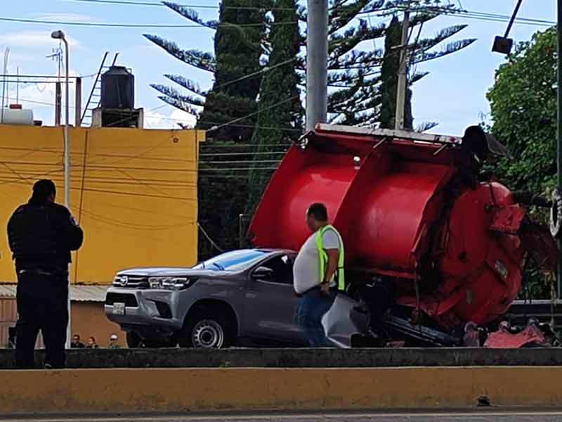 Choque y volcadura en autopista México-Puebla deja tres muertos; tráiler cayó sobre una camioneta