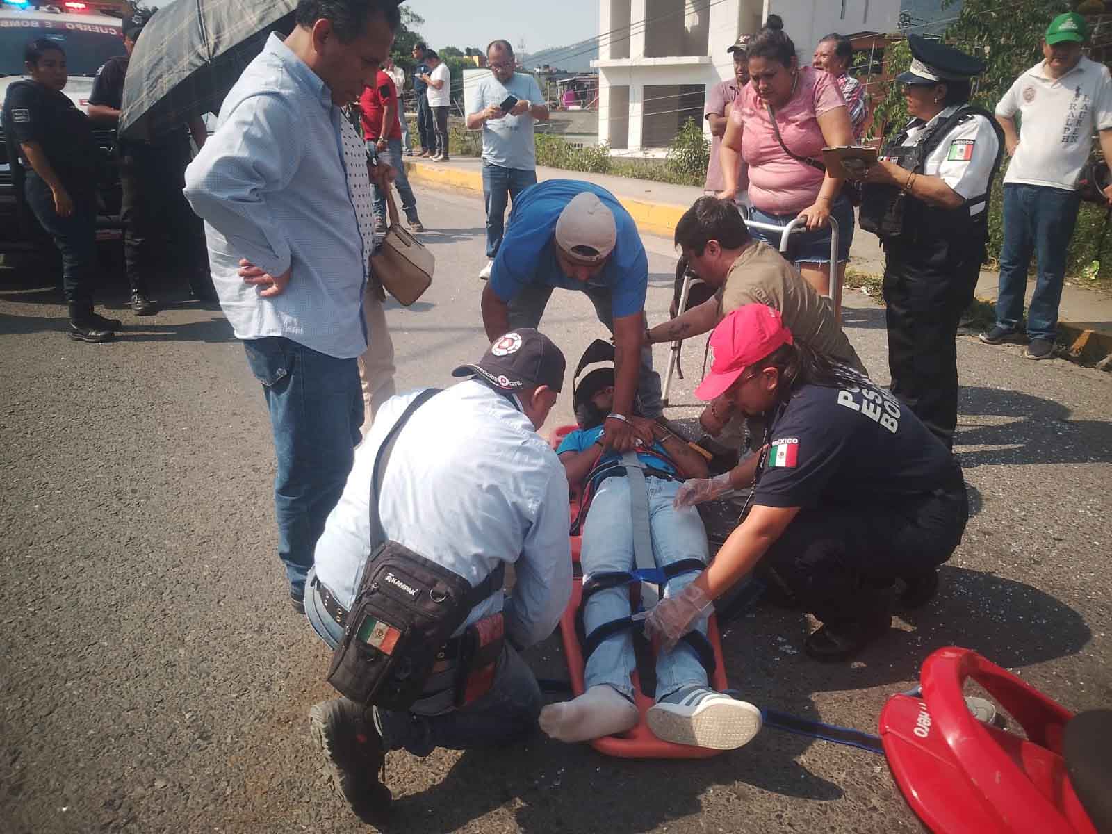 Imprudencia al volante deja motociclista herido en bulevar de Xicotepec