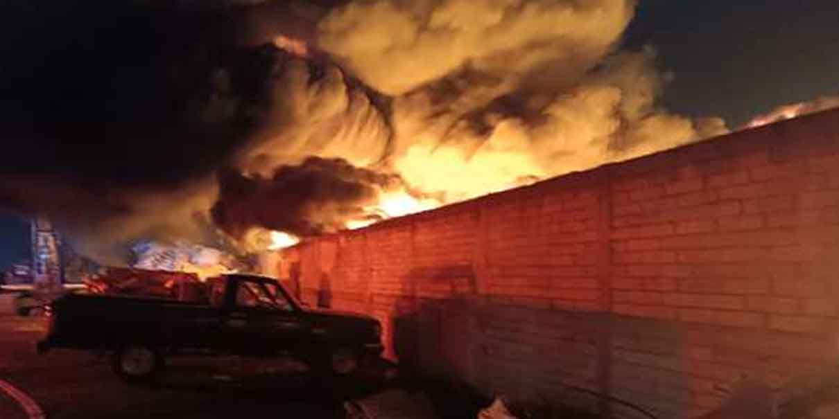 Impresionante incendio en recicladora en Canoa; más de cinco horas de lucha contra las llamas