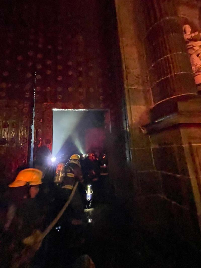 Sujetos provocan incendio en la Catedral de Puebla durante la madrugada de HOY