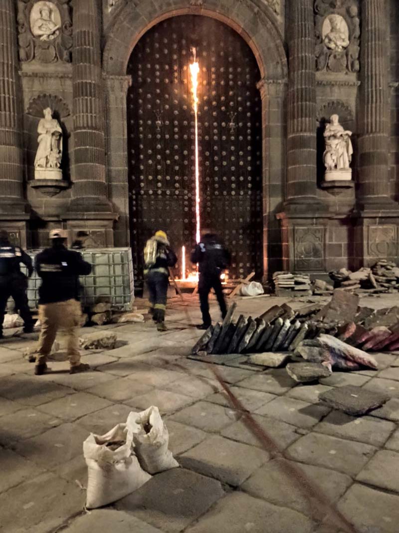 Sujetos provocan incendio en la Catedral de Puebla durante la madrugada de HOY