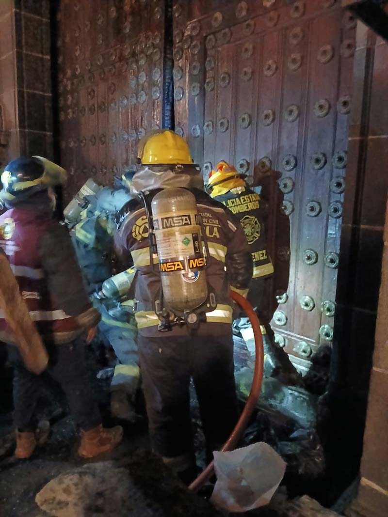 Sujetos provocan incendio en la Catedral de Puebla durante la madrugada de HOY
