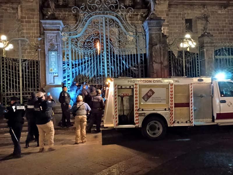 Sujetos provocan incendio en la Catedral de Puebla durante la madrugada de HOY