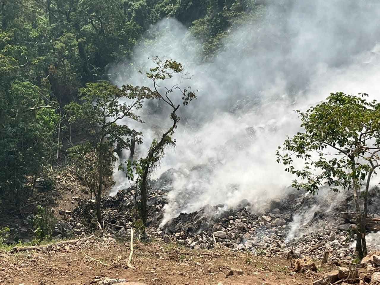 Incendio en el basurero de Xicotepec sigue fuera de control
