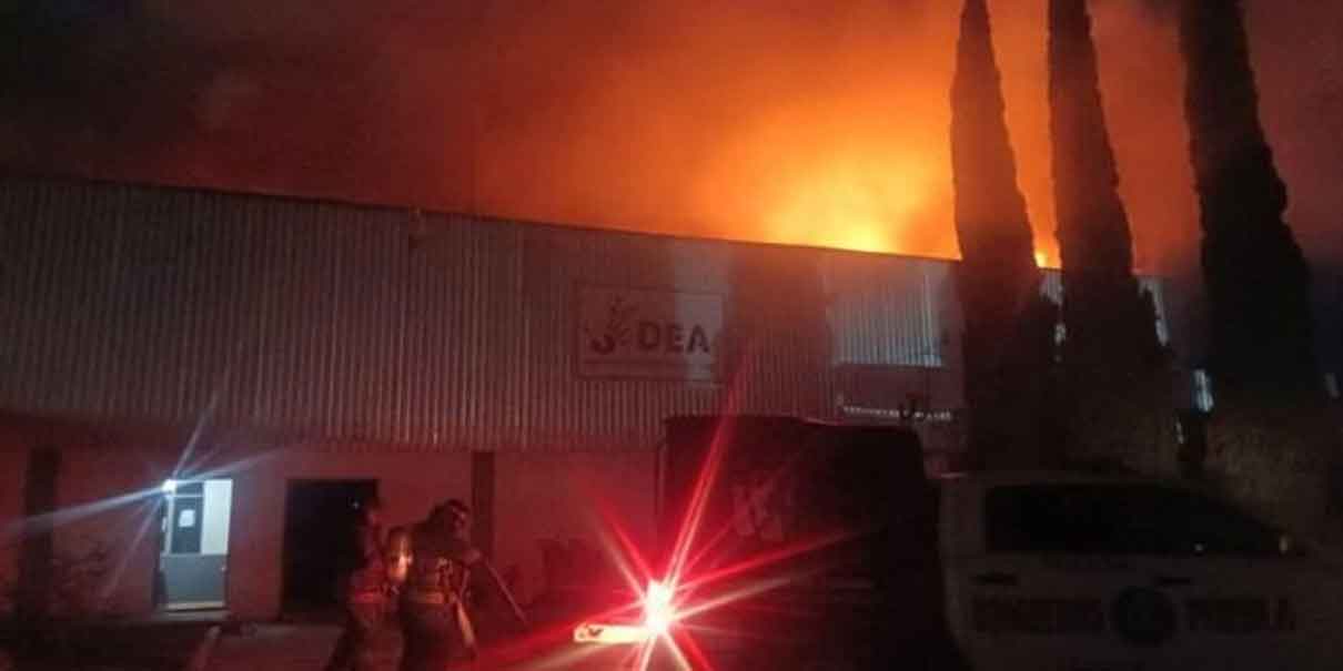 Falla eléctrica provocó incendio que consumió empresa de reciclado en Chachapa