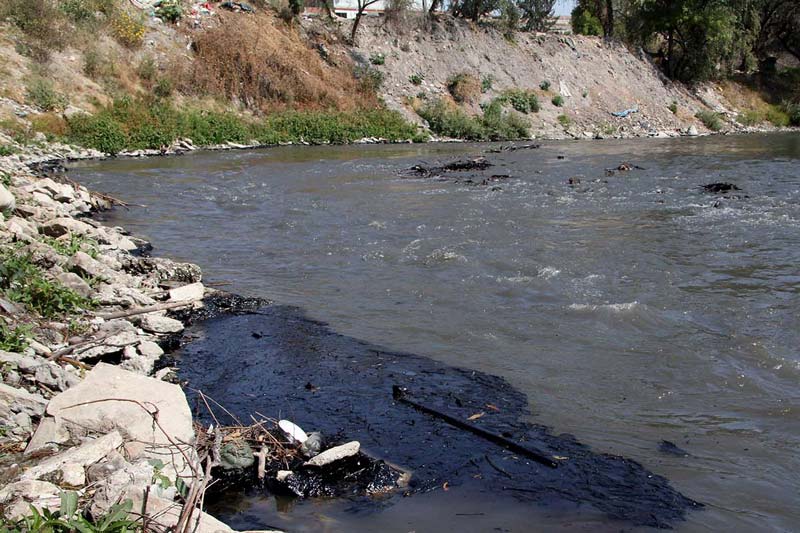Avanza limpieza del río Atoyac en 10 de 22 municipios que arrojan desechos